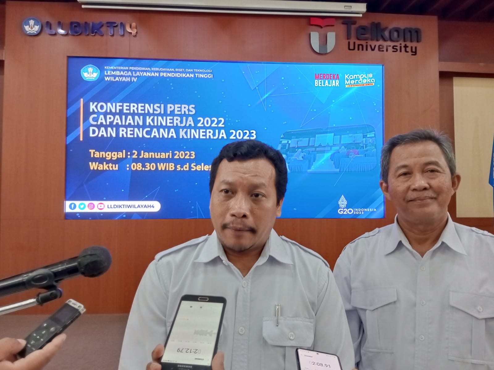 Kepala LLDIKTI IV Jabar dan Banten, Dr. M. Samsuri, S.Pd., M.Si saat memberikan penjelasan mengenai pencapaian selama 2022 dan kejer target di tahun 2023 in.