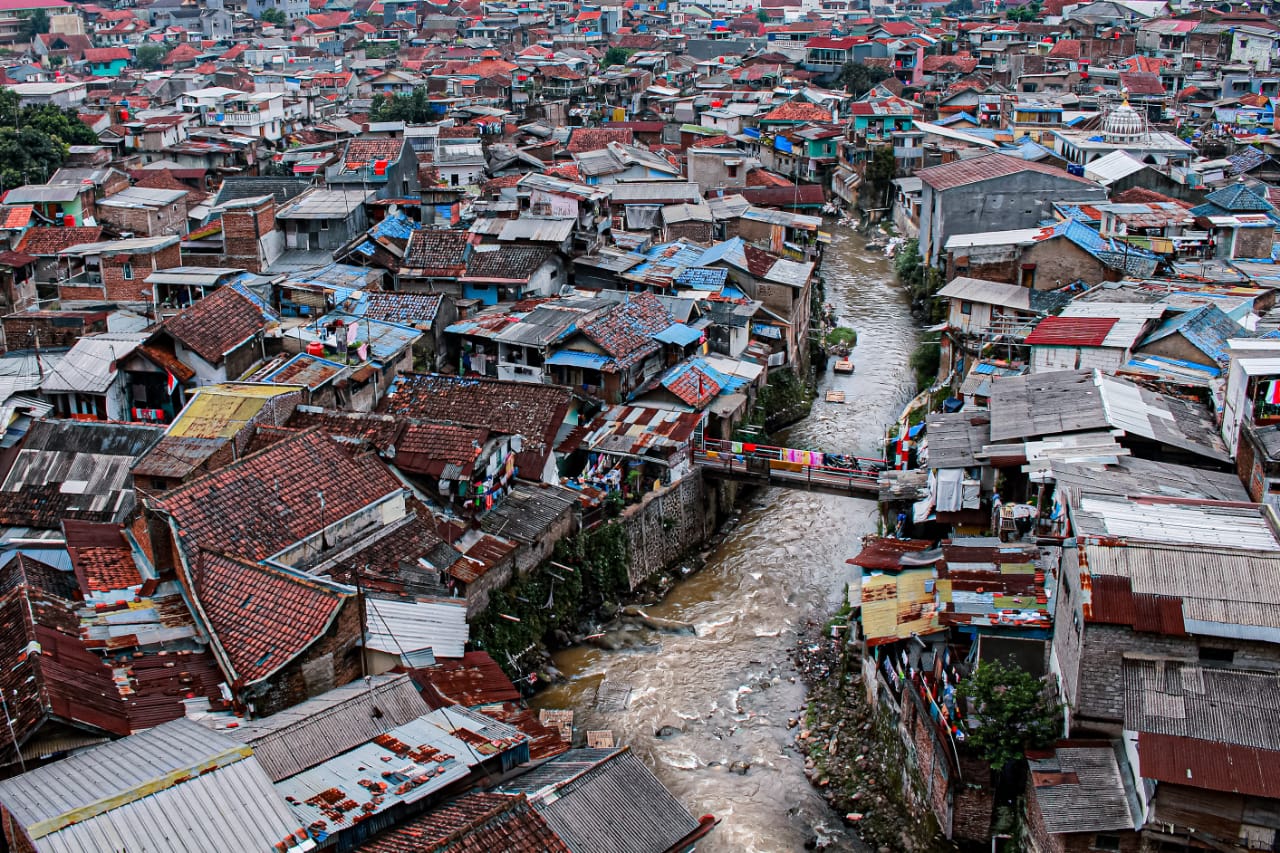Saluran air besar Sungai Cikapundung yang mengalir di tengah pemukiman warga Kota Bandung, Jawa Barat. Saat ini, kondisi sungai di Jabar tercemai kandungan mikroplastik. (KHOLID/JABAR EKSPRES)