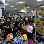 TUNGGU ANTREAN: Sejumlah TKI asal Indonesia saat berangkat ke luar negeri. Saat ini masih banyak yang nekat bekerja dengan penyaluran ilegal yang dinilai bakal merugikan. (ANTARA/ILUSTRASI)