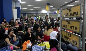 TUNGGU ANTREAN: Sejumlah TKI asal Indonesia saat berangkat ke luar negeri. Saat ini masih banyak yang nekat bekerja dengan penyaluran ilegal yang dinilai bakal merugikan. (ANTARA/ILUSTRASI)