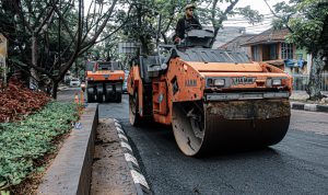 PROYEK STRATEGIS: Perbaikan infrastruktur di Jalan Buahbatu, Kecamatan Lenglong, Kota Bandung. Tahun 2023, Yana Mulyana fokus untuk infrastruktur untuk kejar janji politik. (KHOLID/JABAR EKSPRES)