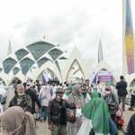 PADAT: Ribuan masyarakat Jawa Barat terus mengunjungi Masjid Raya Al Jabbar, Kecamatan Gedebage, Kota Bandung sejak diresmikannya pada 30 Desember 2020 lalu. (KHOLID/JABAR EKSPRES)
