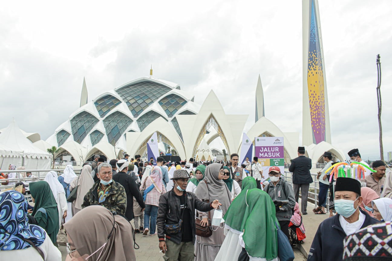 PADAT: Ribuan masyarakat Jawa Barat terus mengunjungi Masjid Raya Al Jabbar, Kecamatan Gedebage, Kota Bandung sejak diresmikannya pada 30 Desember 2020 lalu. (KHOLID/JABAR EKSPRES)