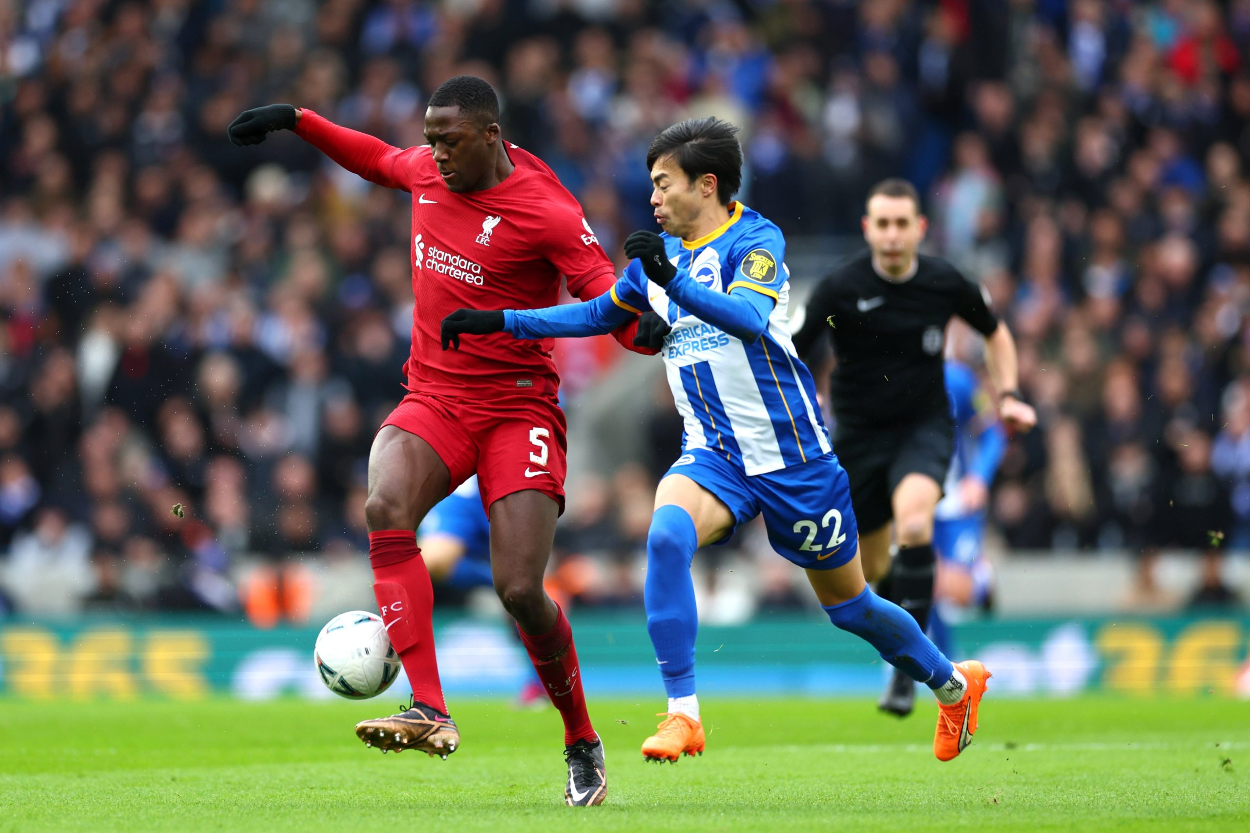 SENGIT: Pemain Liverpool tengah berjibaku dengan punggawa Brighton, pada lanjutan Piala FA, Minggu (29/1). (Twitter/@LFC)