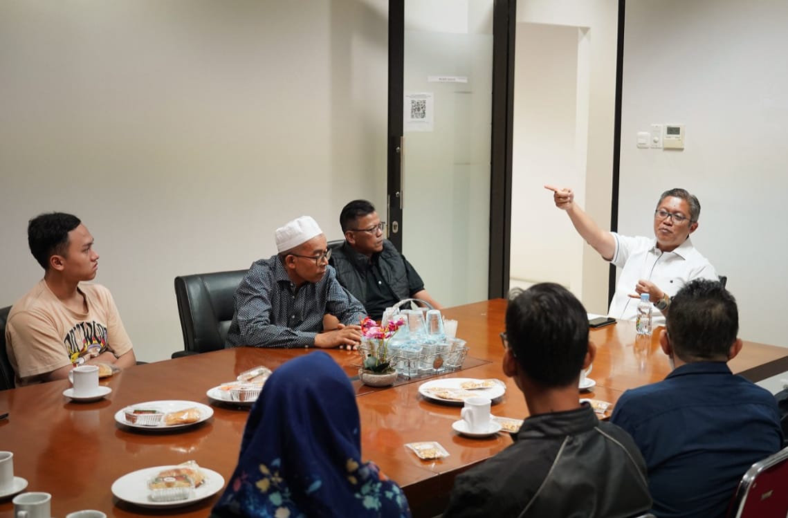 Wakil Ketua II DPRD Kota Bogor, Dadang Iskandar Danubrata saat menerima Forum Pedagang Pasar Bogor di gedung DPRD Kota Bogor, Senin (16/1). (Yudha Prananda / Jabar Ekspres)