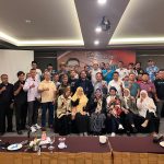 KOLABORASI: GNIJ dan relawan dukung capres Ridwan Kamil untuk maju di Pemilu 2024. Pertemuan berlangsung di Hotel Grand Preanger Bandung, Minggu (22/1).