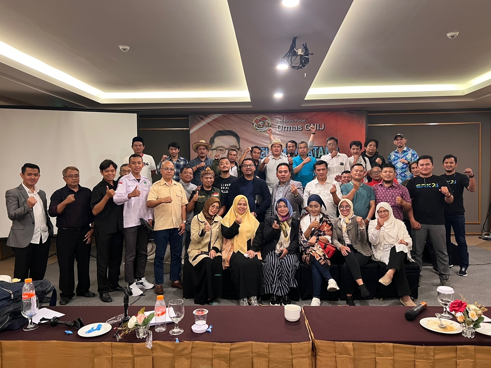 KOLABORASI: GNIJ dan relawan dukung capres Ridwan Kamil untuk maju di Pemilu 2024. Pertemuan berlangsung di Hotel Grand Preanger Bandung, Minggu (22/1).