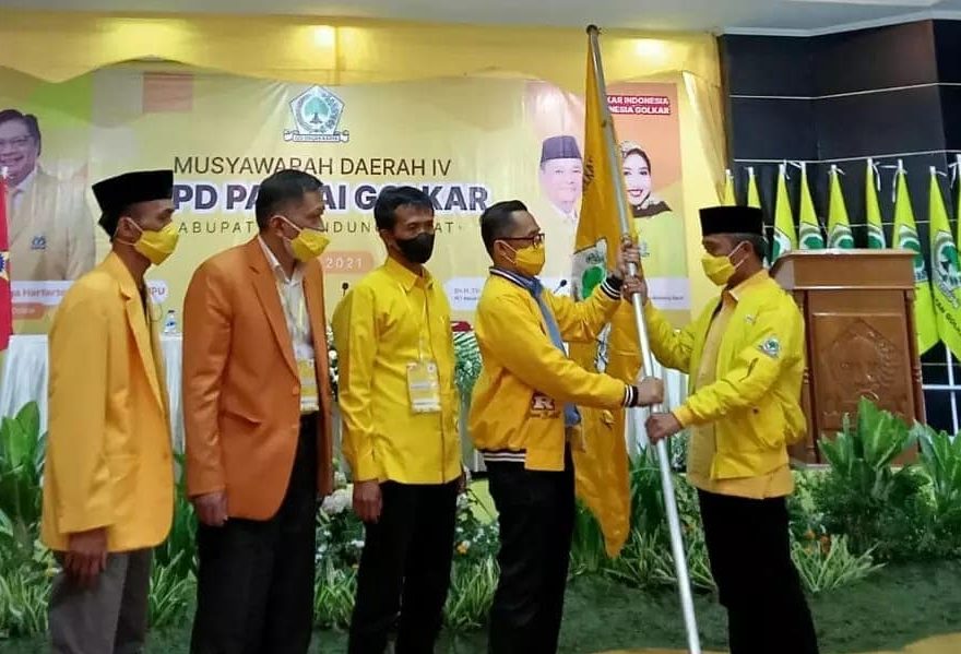 Gubernur Jawa Barat Ridwan Kamil akhirnya memilih menjatuhkan hatinya ke Partai Golkar setelah selama ini menjadi figur non partisan.