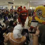 Pengunjung melihat aksi barongsai di Cibinong Citty Mall, Sabtu (21/1). Foto : Sandika Fadilah/ Jabarekspres.com