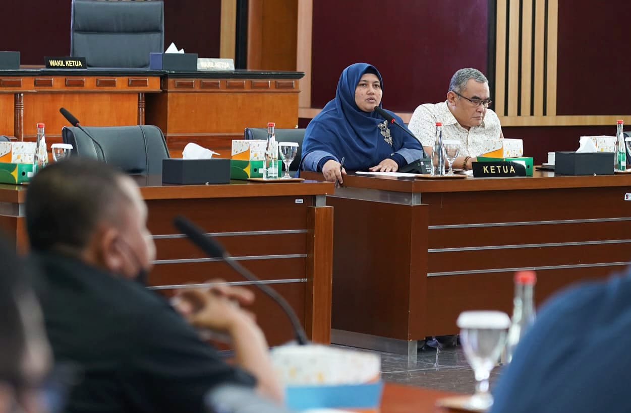 Ketua Bapemperda DPRD Kota Bogor, Endah Purwanti saat memimpin rapat koordinasi bersama Pemkot Bogor dan Perumda Tirta Pakuan. (Yudha Prananda / Jabar Ekspres)