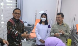 Plt Bupati Bogor Iwan Setiawan saat meresmikan Klinik jalan RSUD Parung beberapa waktu lalu. Foto :Sandika Fadilah/via diskominfo
