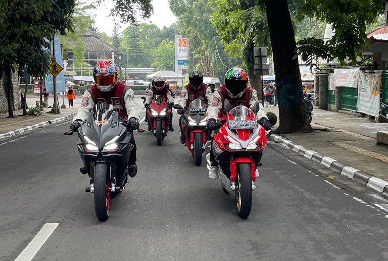 Kegiatan rolling city bersama komunitas Honda CBR di kota Bandung.