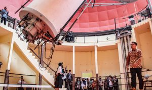 SATU ABAD: Gubernur Jawa Barat, Ridwan Kamil menghadiri Peringatan Seabad Observatorium Bosscha, di Lembang, Kabupaten Bandung Barat (KBB), Senin (30/1/2023). (Kholid/Jabar Ekspres)