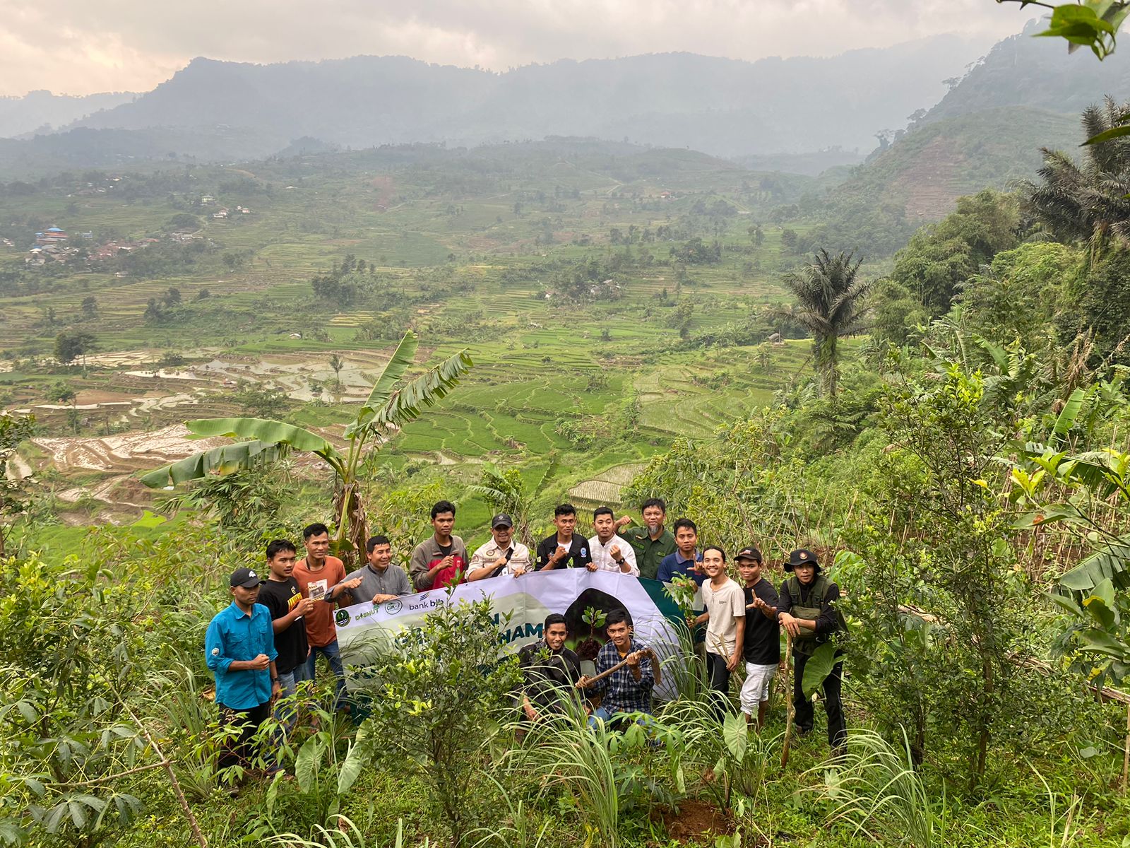 Komunitas di Bogor Timur saat menanam pohon di Kecamatan Sukamakmur, Kabupaten Bogor.
