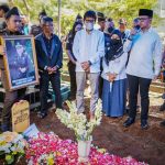 Wali Kota Bogor Bima Arya saat menghadiri prosesi pemakaman mendiang Sekti Anggraini yang merupakan Kepala Kejaksaan Negeri (Kajari) Kota Bogor. (Yudha Prananda / Jabar Ekspres)