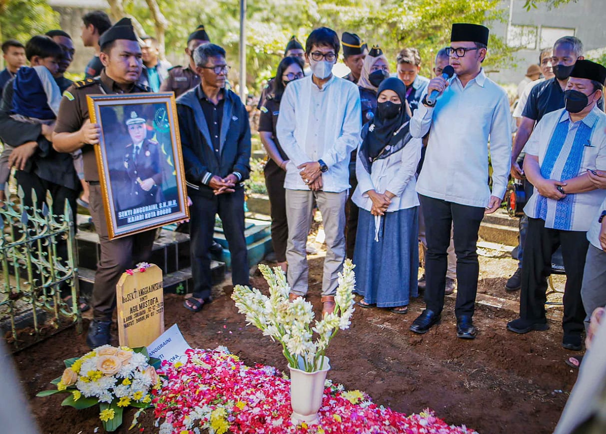 Wali Kota Bogor Bima Arya saat menghadiri prosesi pemakaman mendiang Sekti Anggraini yang merupakan Kepala Kejaksaan Negeri (Kajari) Kota Bogor. (Yudha Prananda / Jabar Ekspres)