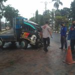 Petugas Damkar saat evakuasi korban kecelakaan di Jalan Tegar Beriman, Kamis (5/1). (Dok Damkar)