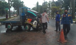 Petugas Damkar saat evakuasi korban kecelakaan di Jalan Tegar Beriman, Kamis (5/1). (Dok Damkar)