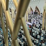 MAKIN RAMAI: Antusiasme masyarakat saat ibadah salat Jumat di Masjid Raya Al - Jabbar. (Kholid/Jabar Ekspres)