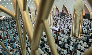 MAKIN RAMAI: Antusiasme masyarakat saat ibadah salat Jumat di Masjid Raya Al - Jabbar. (Kholid/Jabar Ekspres)