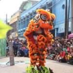 Masyarakat melihat pertunjukan Barongsai sebagai bentuk perayaan tahun baru Imlek di Kota Bandung.