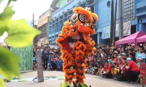 Masyarakat melihat pertunjukan Barongsai sebagai bentuk perayaan tahun baru Imlek di Kota Bandung.