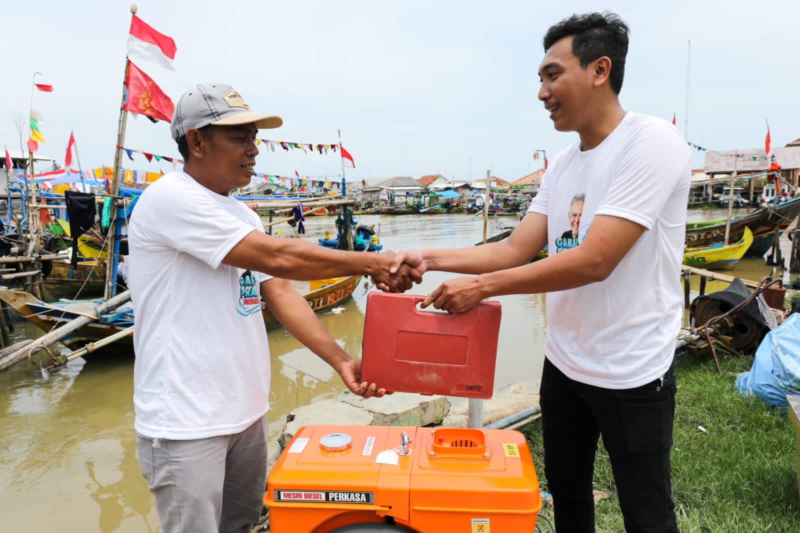 SALURKAN BANTUAN: Komunitas nelayan pendukung Ganjar saat memberikan bantuan kepada kelompok nelayan di Desa Ciparagejaya, Kabupaten Karawang
