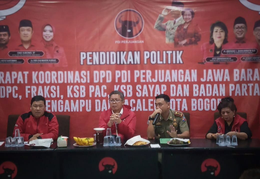 Kasatpol PP Kota Bogor, Agustian Syach saat menyambangi kantor DPC PDI Perjuangan Kota Bogor, Senin (16/1). (Yudha Prananda / Jabar Ekspres)