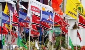 MASSA KAMPANYE: Sejumlah bendera parpol berkibar saat momentum Pemilu beberapa waktu lalu. (ilustrasi)