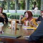 Wakil Wali Kota Bogor, Dedie A Rachim dan Sekretaris Daerah (Sekda) Kota Bogor, Syarifah Sofiah saat membahas intim tentang rencana pembangunan Trem. (Yudha Prananda / Jabar Ekspres)