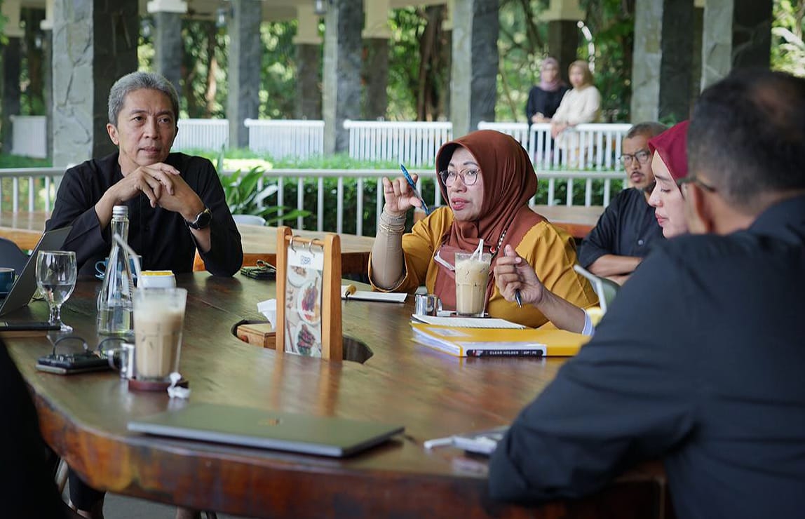 Wakil Wali Kota Bogor, Dedie A Rachim dan Sekretaris Daerah (Sekda) Kota Bogor, Syarifah Sofiah saat membahas intim tentang rencana pembangunan Trem. (Yudha Prananda / Jabar Ekspres)