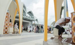 Peningkatan kunjungan masyarakat ke Masjid Al Jabbar membuat kondisi lalu lintas pada akses masuk selalu dalam kondisi semrawut.