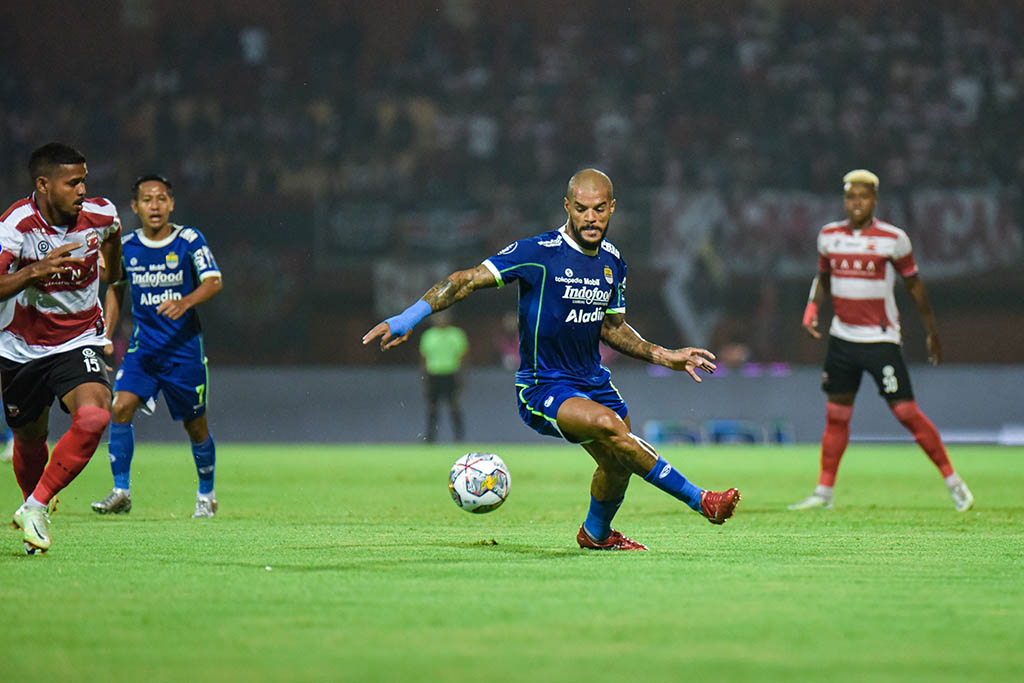 Persib Bandung berhasil merebut tiga poin saat menghadapi Madura United. Gol pemecah kebuntuan diciptakan David Da Silva (persib.co.id)