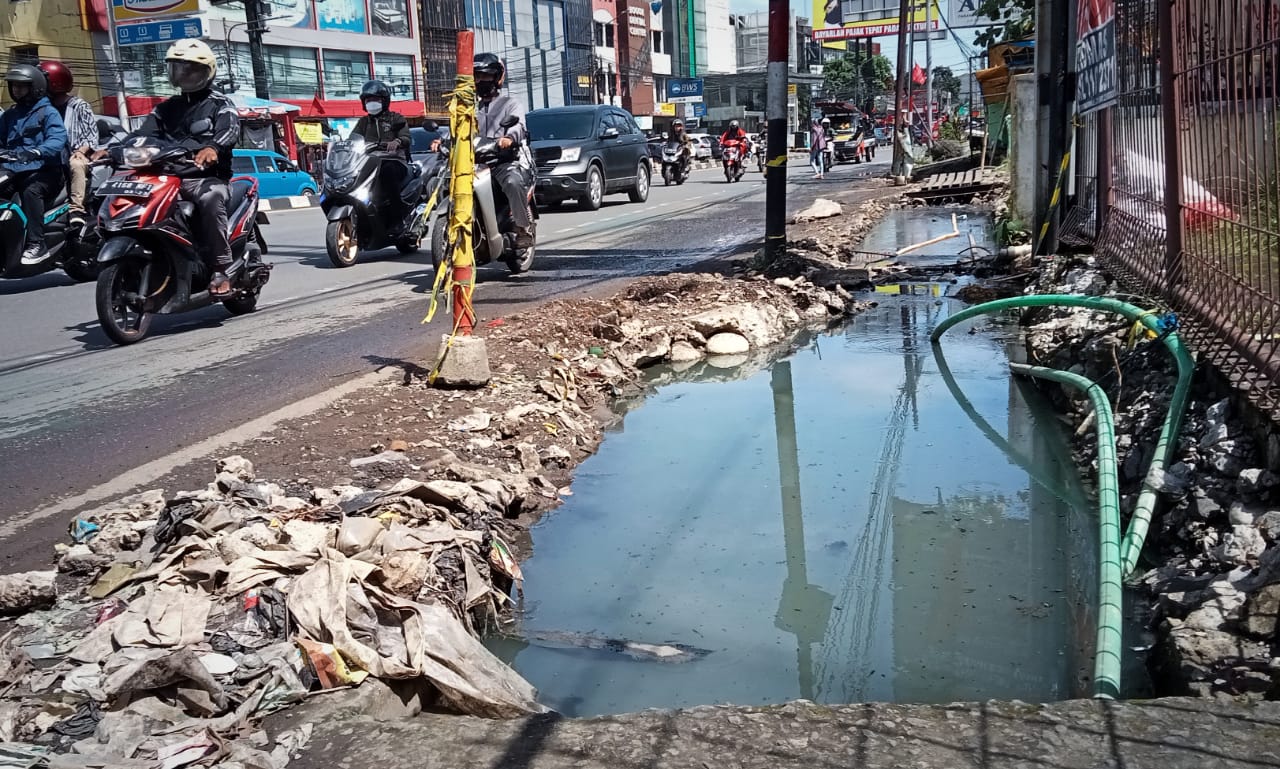 Proyek perbaikan drainase di Jalan KS Tubun Kota Bogor dikeluhkan pengendara yang melintas. Sebab proyek tersebut menimbulkan kesan kumuh.