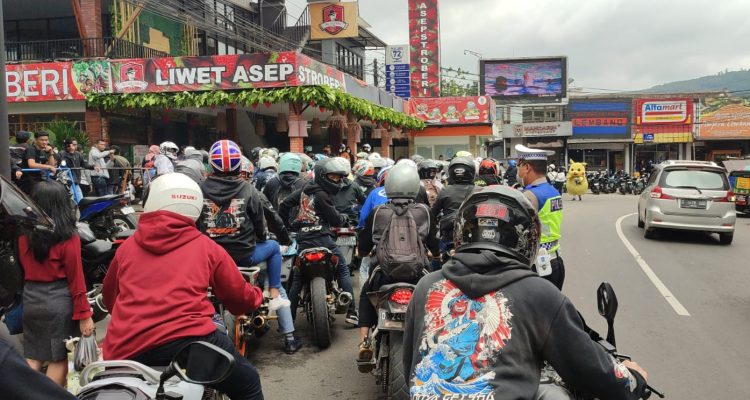 Ribuan pengendara dari berbagai komunitas motor yang menggelar acara Sunday Morning Ride (Sunmori) di Rest Area 72 Lembang, Kecamatan Lembang