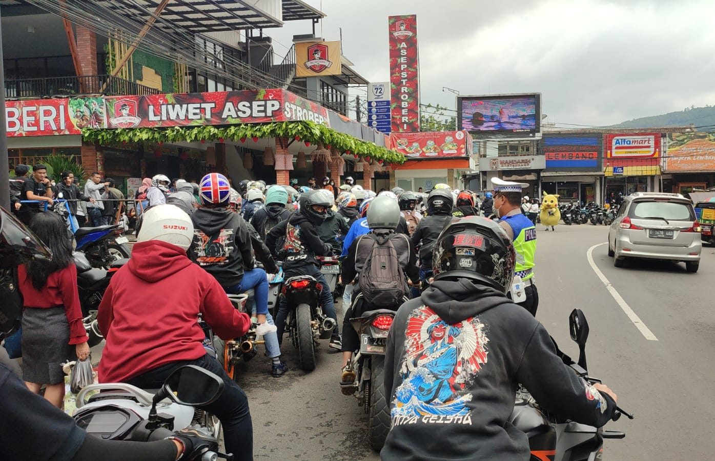 Ribuan pengendara dari berbagai komunitas motor yang menggelar acara Sunday Morning Ride (Sunmori) di Rest Area 72 Lembang, Kecamatan Lembang
