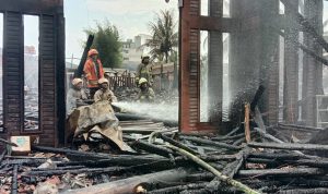 Petugas pemadam kebakaran saat melakukan pendinginan di Rumah Makan Ampera Soekarno-Hatta, Kamis (12/1/2023). (Sandi Nugraha/Jabar Ekspres)