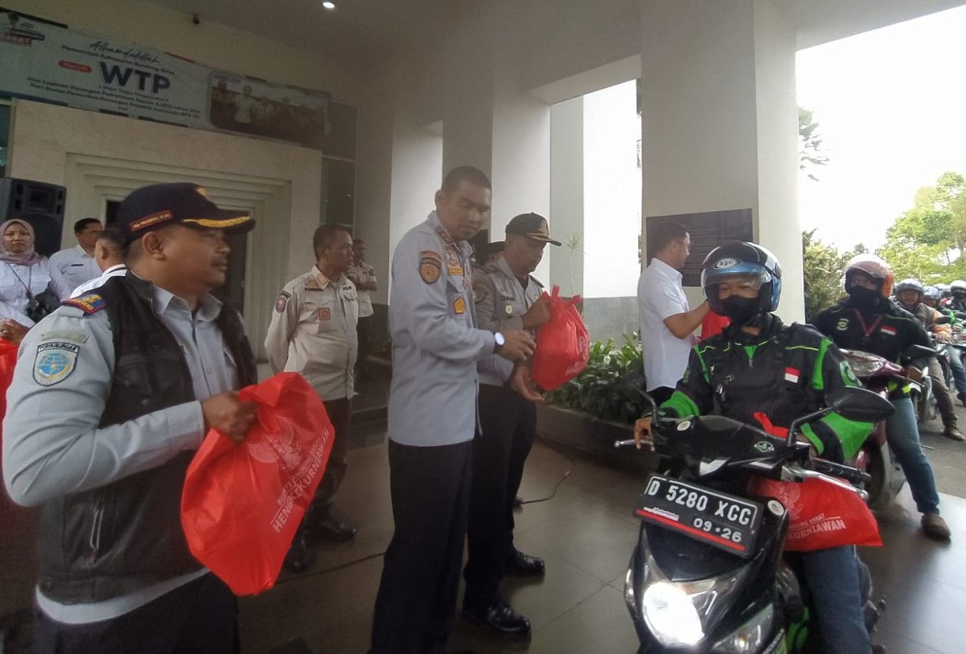 Sebanyak 200 driver ojek online (Ojol) menerima bantuan paket sembako dari pemerintah daerah (Pemda) Bandung Barat, Rabu (41).