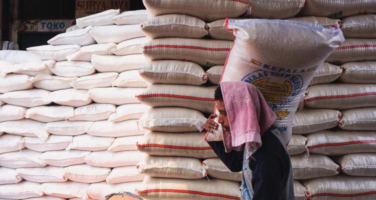 Setelah Bulog mendatangkan beras impor, harga beras medium di Pasar Cisalak Kota Depok masih tetap bertahan di harga RP 10.000.