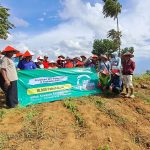 Untuk mengatasi lahan kritis di wilayah Bandung Utara, Relawan Ganjar Pranowo menggelar kegitan penghijauan dengan menanam pohon.