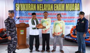 Wagub Uu saat menghadiri syukuran enam muara atau biasa disebut nadran, Minggu (29/2/2023) di Kabupaten Bekasi.