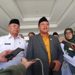 BERIKAN KETERANGAN: Pemprov Jabar tak segan menutup pertushaaan tambang illegal. Hal itu disampikan Wagub Jabar kepada awak media di Kabupaten Bogor, Rabu (18/1). (Sandika Fadilah/Jabar Ekspres)