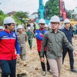 Wali Kota Bogor Bima Arya didampingi wakilnya Dedie Rachim saat meninjau ke lokasi pembangunan underpass Stasiun Batutulis. (Yudha Prananda / Jabar Ekspres)