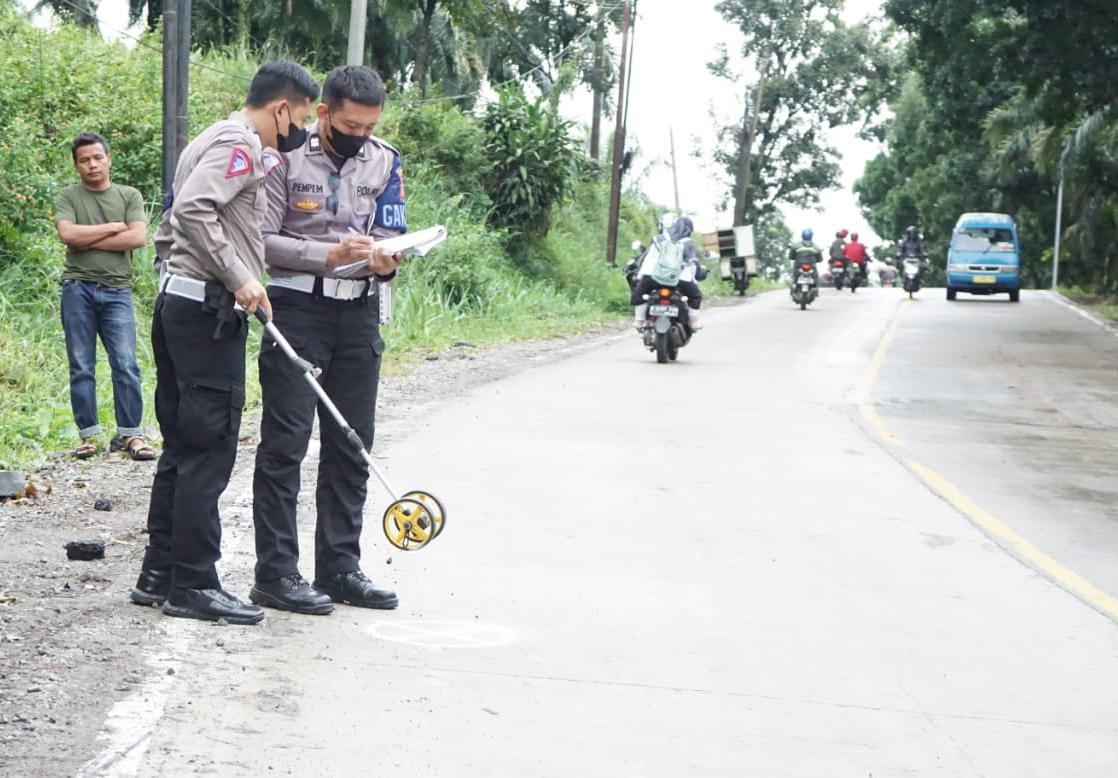 Diduga Hilang Kendali, Truk Hino Tabrak Pengendara Motor