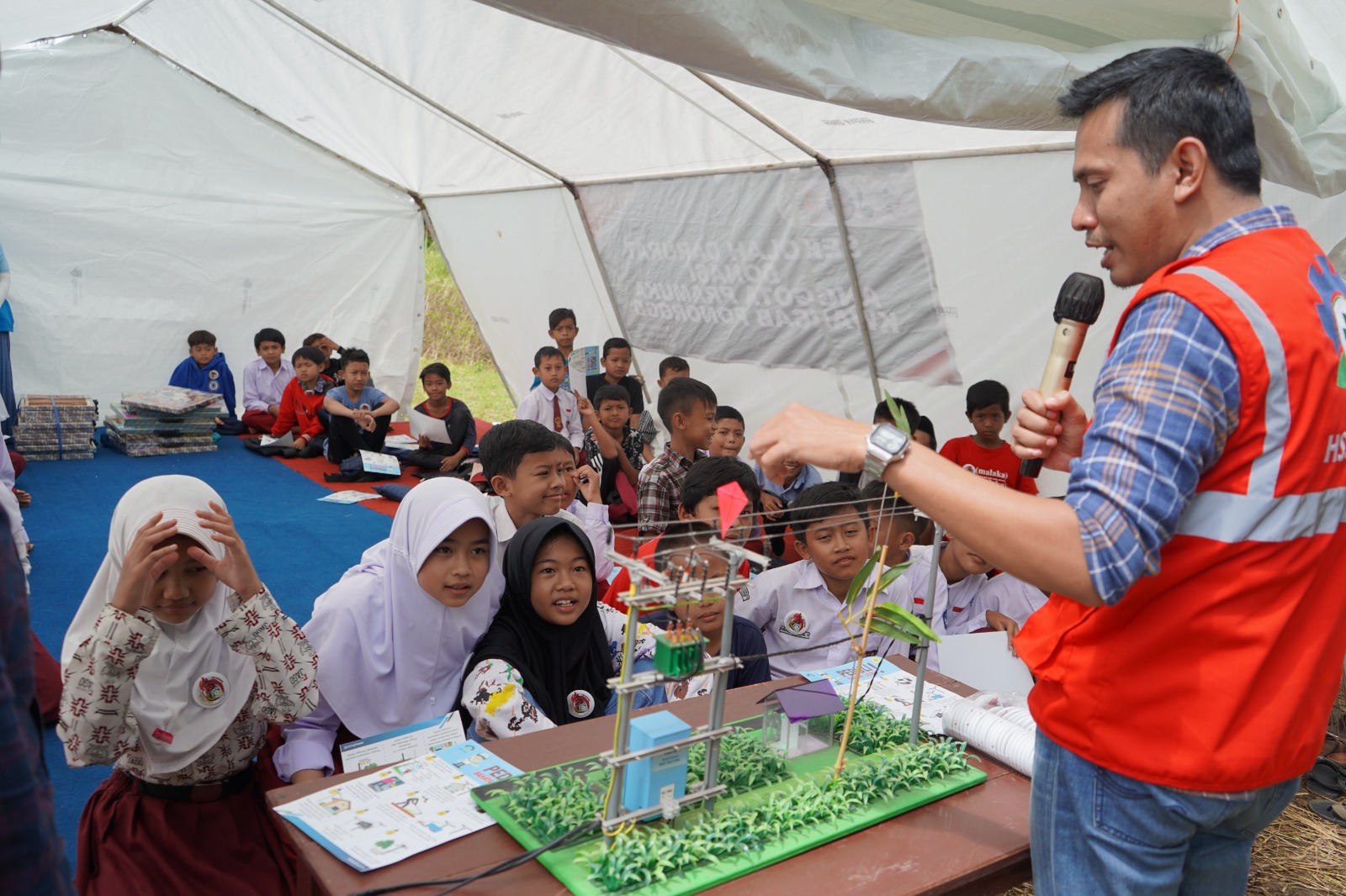 Pegawai PLN Mengajar Anak-anak SD Terdampak Gempa Cianjur. 