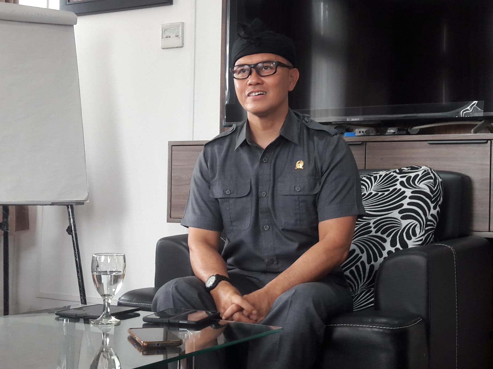 Wakil Ketua DPRD Kota Bandung, Edwin Senjaya saat memberikan penjelasan mengenai Raperda LGBT yang akan segera di bahas.