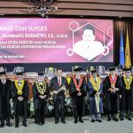Ketua MPR, Bambang Soesatyo (tengah) saat foto bersama usai resmi meraih gelar doktor dari Fakultas Hukum Universitas Padjadjaran (Unpad). (KHOLID/JABAR EKSPRES)