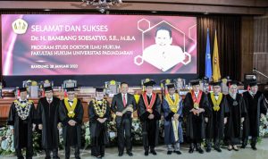 Ketua MPR, Bambang Soesatyo (tengah) saat foto bersama usai resmi meraih gelar doktor dari Fakultas Hukum Universitas Padjadjaran (Unpad). (KHOLID/JABAR EKSPRES)