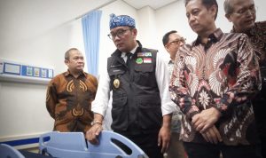 CEK LOKASI: Menteri Kesehatan, Budi Gunadi Sadikin bersama Gubernur Jawa Barat, Ridwan Kamil saat meninjau sejumlah fasilitas ruangan yang ada di Blok IV RSUD Kota Bogor, Kamis (19/1). (YUDHA PRANANDA / JABAR EKSPRES)