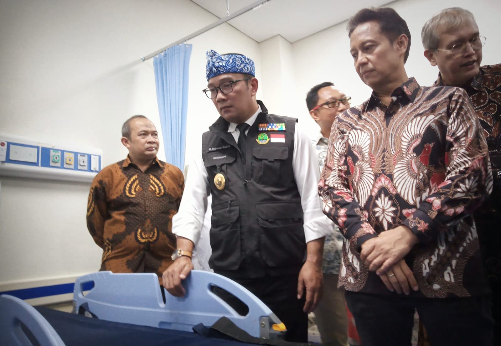 CEK LOKASI: Menteri Kesehatan, Budi Gunadi Sadikin bersama Gubernur Jawa Barat, Ridwan Kamil saat meninjau sejumlah fasilitas ruangan yang ada di Blok IV RSUD Kota Bogor, Kamis (19/1). (YUDHA PRANANDA / JABAR EKSPRES)